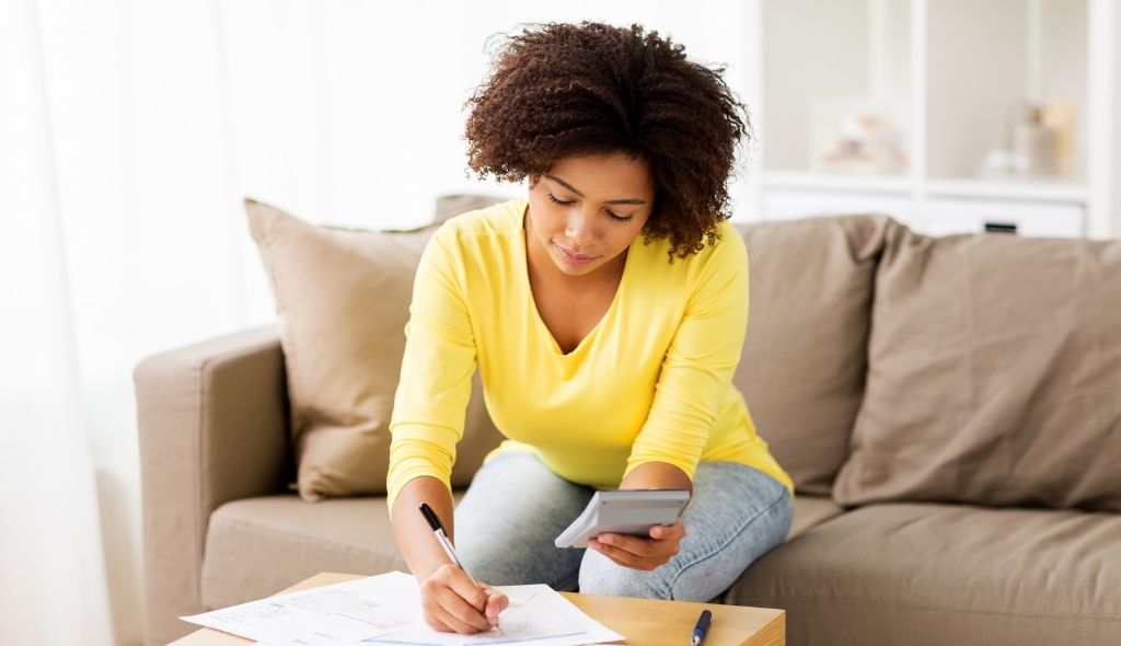 woman lookin at statement